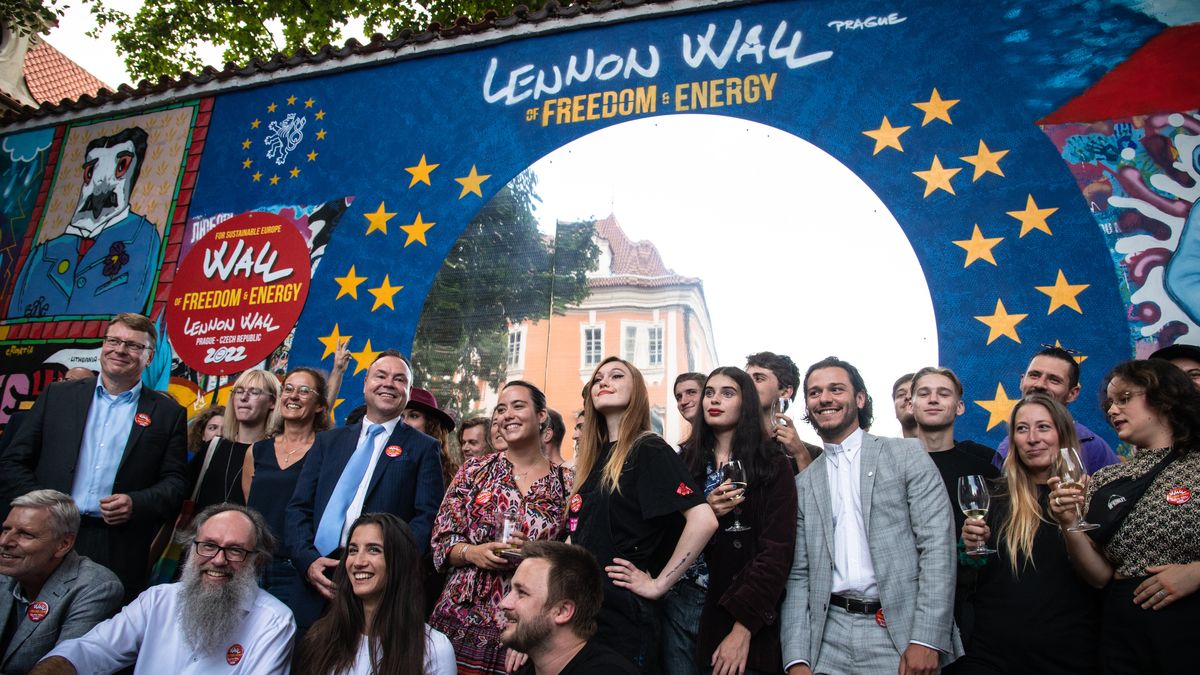 FOTO: Lennonova zeď v novém. Na jejím přemalování se podílely tři desítky evropských umělců